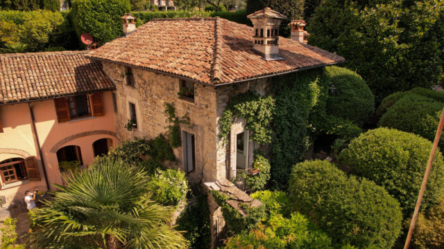 Villa storica in sasso vista lago.