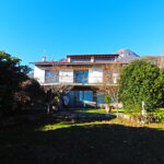 Villa con parco vista lago.