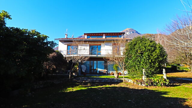 Villa con parco vista lago.