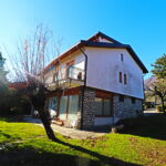 Villa con parco vista lago.