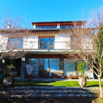 Villa con parco vista lago.