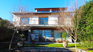 Villa con parco vista lago.