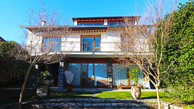 Villa con parco vista lago.