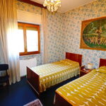 Villa con parco vista lago.