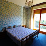 Villa con parco vista lago.