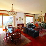 Villa con parco vista lago.