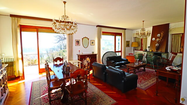 Villa con parco vista lago.