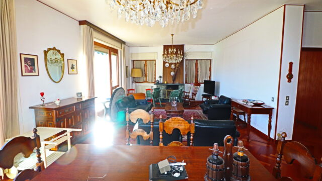 Villa con parco vista lago.