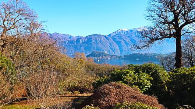 Villa con parco vista lago.
