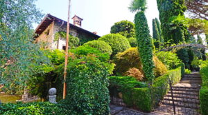 Villa storica in sasso vista lago.