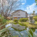 Villa con parco vista lago.