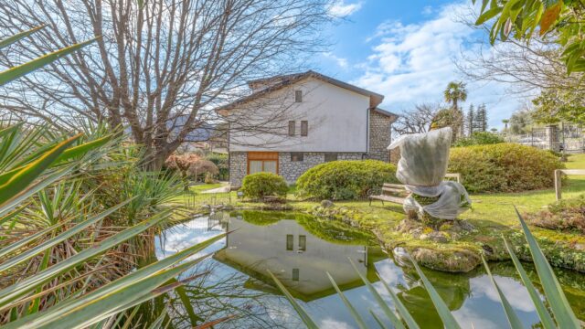 Villa con parco vista lago.
