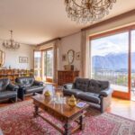 Villa con parco vista lago.