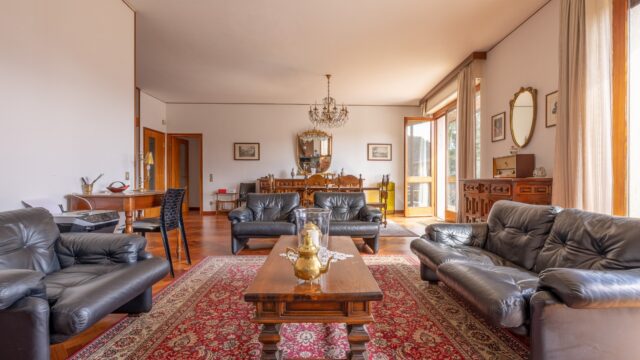 Villa con parco vista lago.