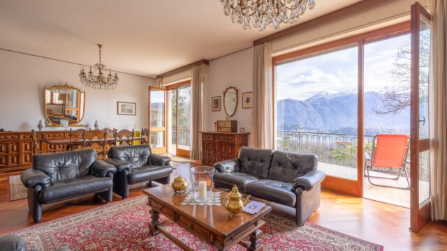 Villa con parco vista lago.