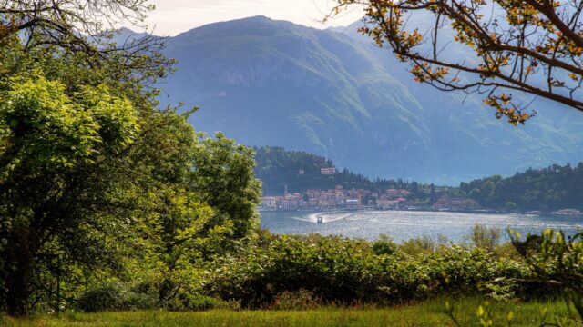 Villa con parco vista lago.