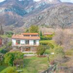 Villa con parco vista lago.