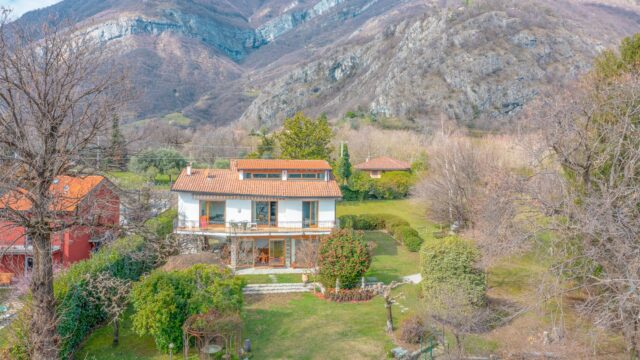 Villa con parco vista lago.