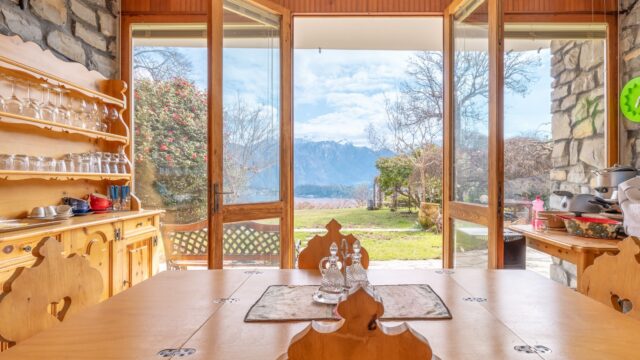 Villa con parco vista lago.