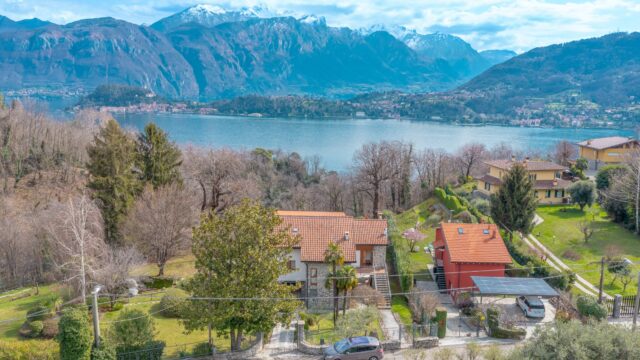 Villa con parco vista lago.