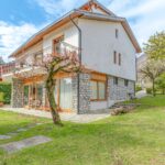 Villa con parco vista lago.