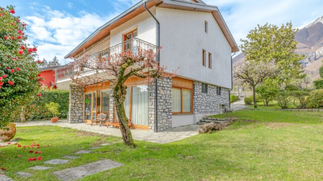 Villa con parco vista lago.