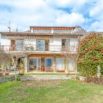 Villa con parco vista lago.