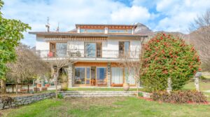 Villa con parco vista lago. Villa con parco vista lago.