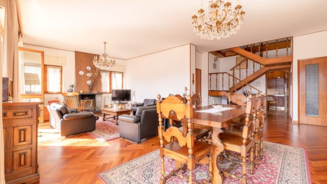 Villa con parco vista lago.