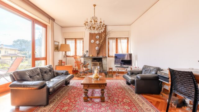 Villa con parco vista lago.