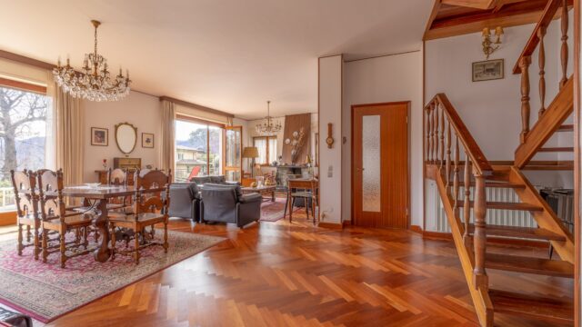 Villa con parco vista lago.